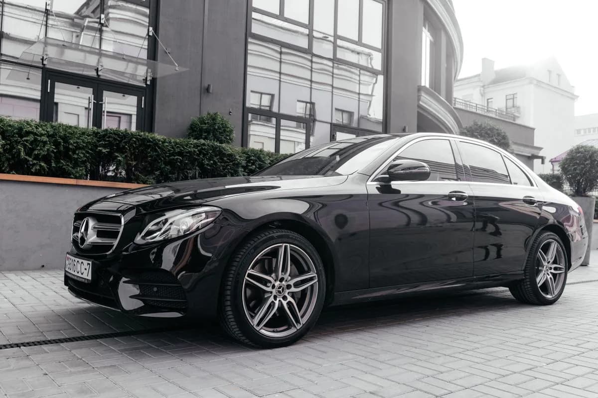 Berline premium noire de type Mercedes Classe E, illustration catégorie Berline Premium Owise